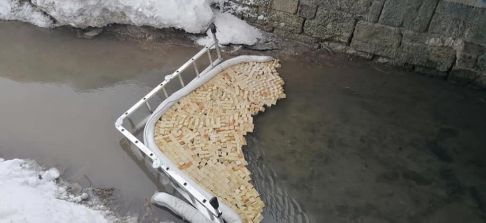 Sversamento carburante nell'acqua, vigili del fuoco in azione per fermare la chiazza oleosa